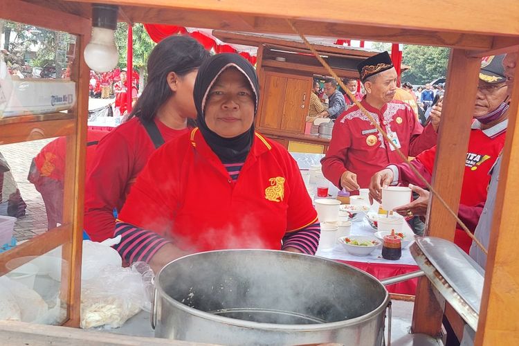 Romdiah di depan gerobak sotonya saat pelantikan Hevearita Gunaryanti Rahayu sebagai Wali Kota Semarang.