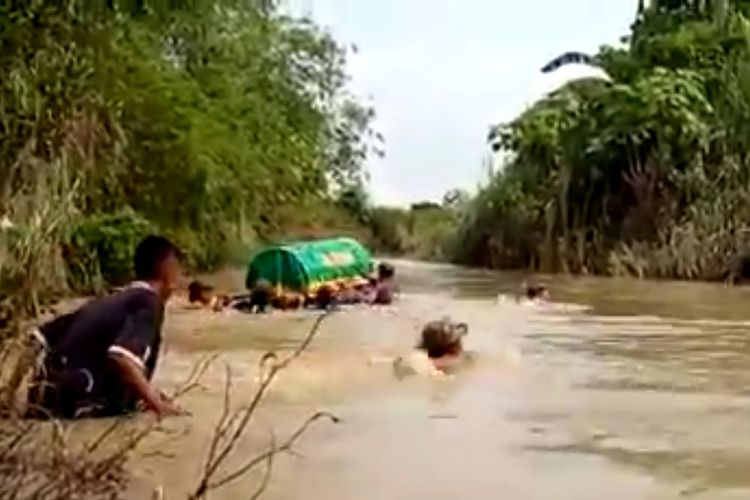 Video yang menunjukkan warga menuju TPU Dusun Gorekanlor, dengan cara menghanyutkan keranda mayat, lantaran debit air sungai sedang tinggi.