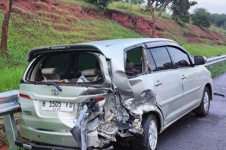 Kondisi kendaraan yang terlibat kecelakaan beruntun di Ruas Jalan tol Cipali KM 79, Kecamatan Campaka, Kabupaten Purwakarta, Senin (15/4/2024) pagi. Kecelakaan itu mengakibatkan satu orang tewas. 
