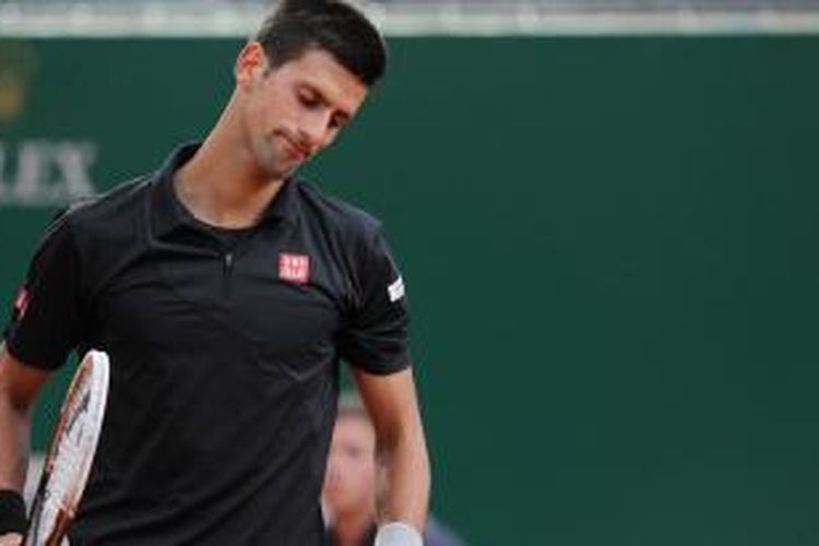 Petenis Serbia Novak Djokovic bereaksi setelah kehilangan poin pada set pertama saat menghadapi petenis Spanyol, Guillermo Garcia-Lopez pada perempat final Monte Carlo Masters, Jumat (18/4/2014).