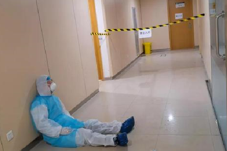 Ilustrasi dokter yang menangani pasien virus corona: 