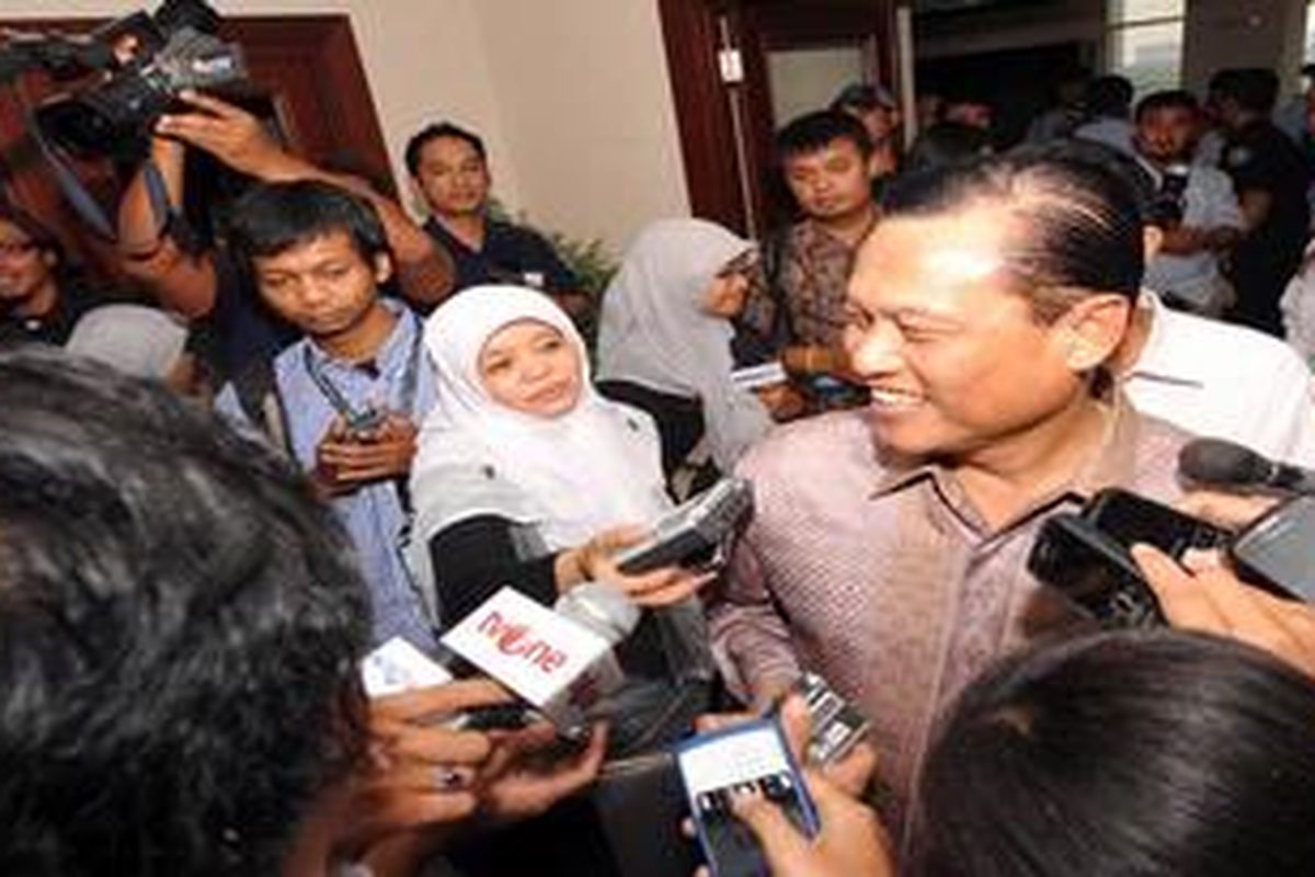 Anggota Komisi III DPR, Adang Daradjatun menjawab pertanyaan wartawan di kantor Mahkamah Konstitusi, Jakarta, Senin (30/5/2011). Adang Daradjatun, mempersilakan apabila Komisi Pemberantasan Korupsi ingin menjemput istrinya Nunun Nurbaeti yang menjadi tersangka kasus dugaan suap untuk pemilihan Deputi Gubernur Senior Bank Indonesia 2004, untuk dibawa pulang ke Indonesia.