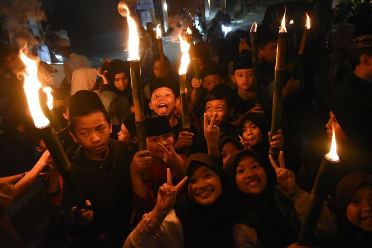 BERITA FOTO: Tradisi Pawai Obor Ramaikan Tahun Baru Islam di Bandung