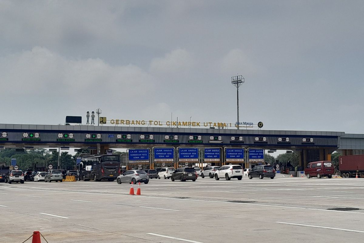 Pantauan antrean kendaraan di Gerbang Tol Cikampek Utama, Selasa (18/4/2023)