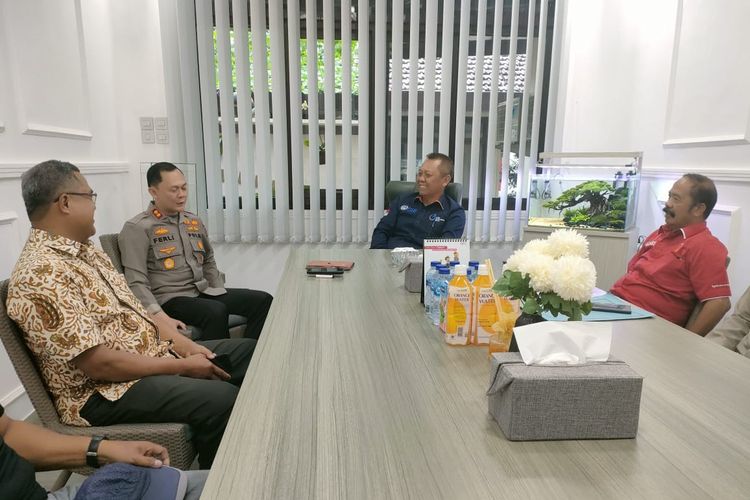 Direktur Operasional PT LIB, Sudjarno (tengah), ketika bertemu dengan AKBP Firli Hidayat (kiri).