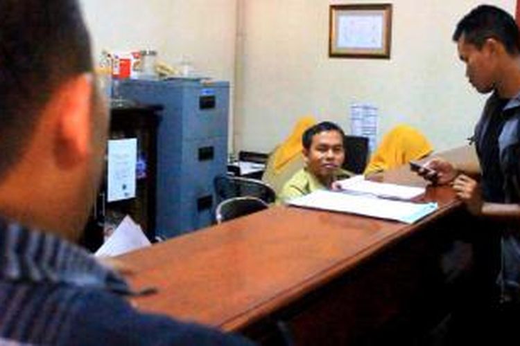 Sejumlah awak media menanyakan keberadaan Wakil Bupati Cirebon, di pintu staf penerimaan tamu ruang wakil Bupati, Selasa siang, (20/12015). Wakil Bupati belum juga tiba di kantor, dan tidak diketahui keberadaanya.