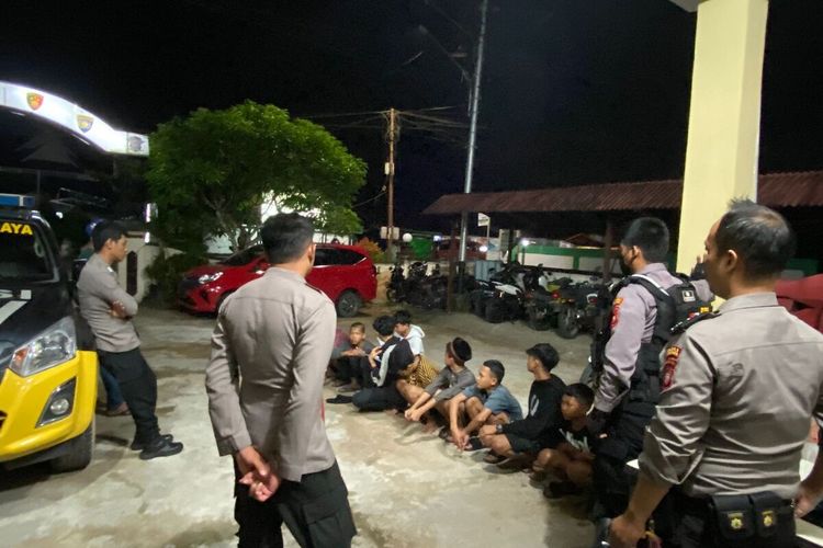 Dua kelompok remaja melakukan aksi tawuran atau perang sarung di kawasan komplek perumahan Teluk Mulus, Kecamatan Sungai Raya, Kabupaten Kubu Raya, Kalimantan Barat (Kalbar), Senin (27/3/2023) malam. Kapolsek Sungai Raya AKP Hasiholand Saragih mengatakan, dari peristiwa tersebut, sebanyak 10 orang remaja berhasil diamankan.