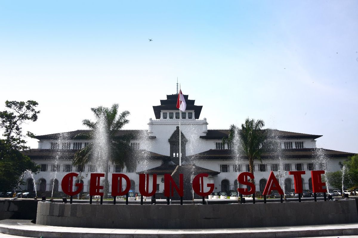  Gubernur Jawa Barat Ridwan Kamil secara resmi memperkenalkan wajah baru Gedung Sate, di Bandung, Selasa (31/12/2019).