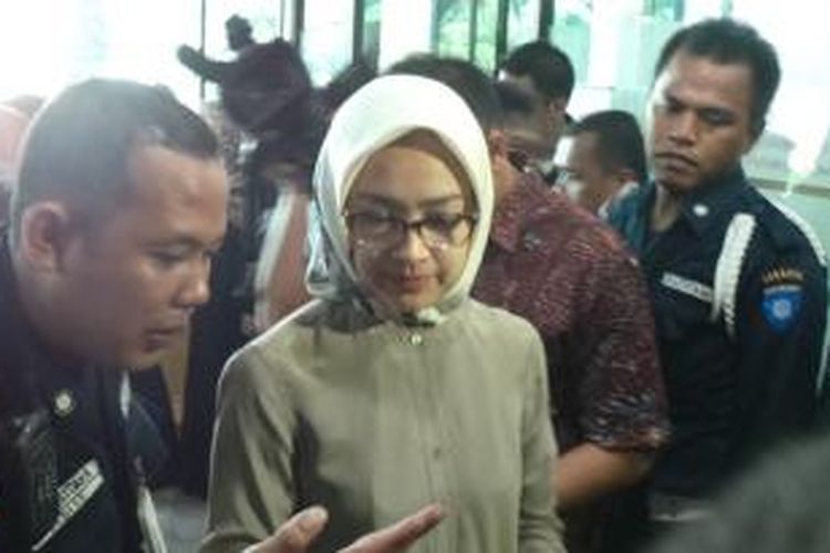 Wali Kota Tangerang Selatan Airin Rachmi Diany, mengunjungi suaminya, Tubagus Chaery Wardana alias Wawan, yang ditahan di Rutan KPK, Gedung KPK, Jakarta Selatan, Selasa (14/10/2013). Wawan menjadi tersangka dalam kasus dugaan suap Ketua MK nonaktif, Akil Mochtar, terkait penanganan sengketa Pilkada Lebak, Banten. 