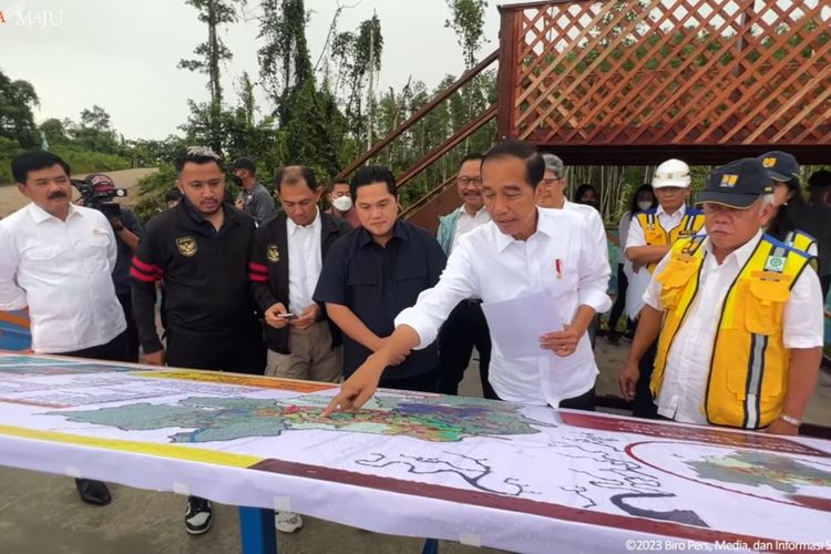 Presiden Joko Widodo (Jokowi) telah menunjukkan lokasi pembangunan training center Timnas Sepak Bola di IKN kepada Ketua Umum PSSI Erick Thohir pada Jumat (24/02/2023).