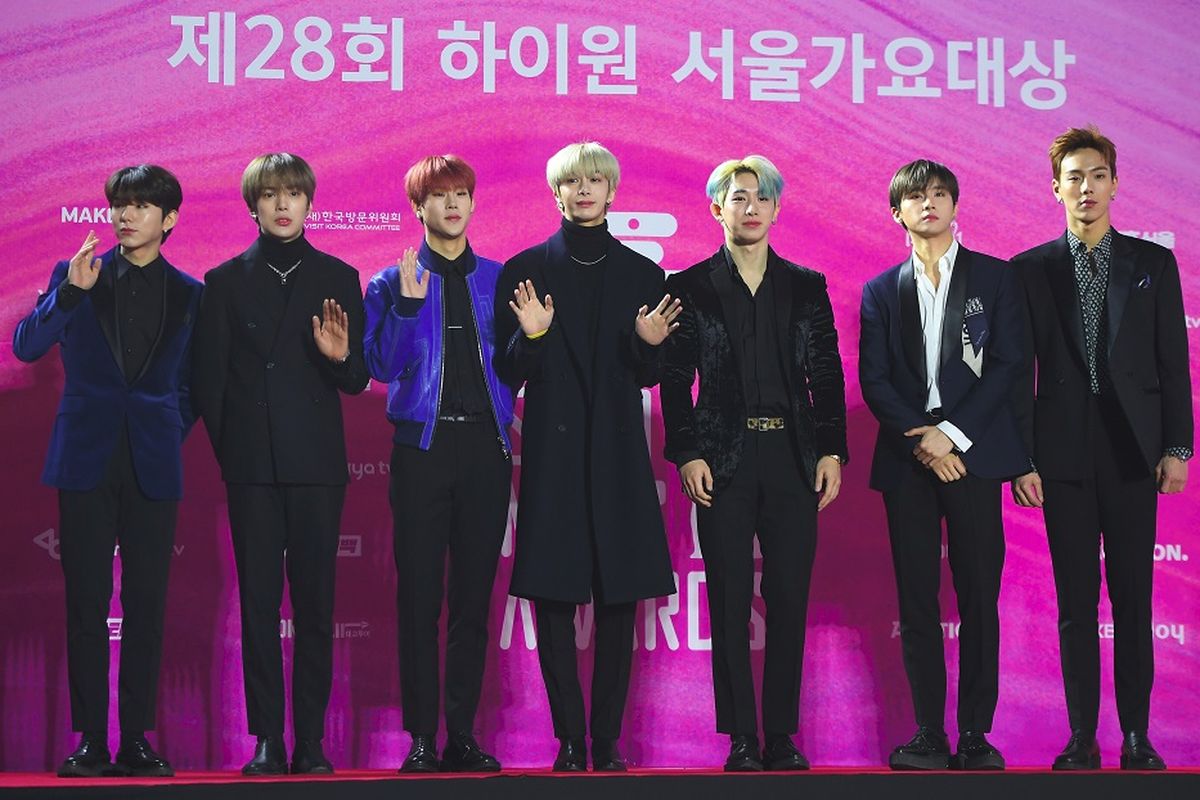 Boyband asal Korea Selatan Monsta X berpose di karpet merah Seoul Music Awards ke-29 di Seoul, pada 15 Januari 2019. 