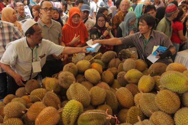 Ratusan pengunjung memadati acara Durian Fair 2016 di Blok M Square, Jakarta, Sabtu (27/2/2016). Pengunjung bisa menemukan sekitar 20 jenis durian unggul dari berbagai daerah di Jawa Tengah dan Jawa Barat. Selain itu juga makanan berbahan durian antara lain pancake, es krim dan sup durian.