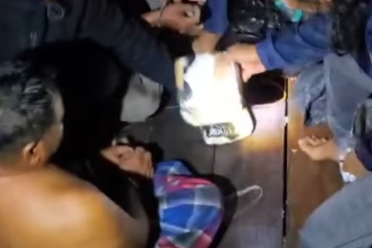 Polisi saat menangkap kurir sabu jaringan Malaysia di Desa Kuala Silo Baru, Kecamatan Silau Laut, Asahan, Sabtu (14/12/2024)   