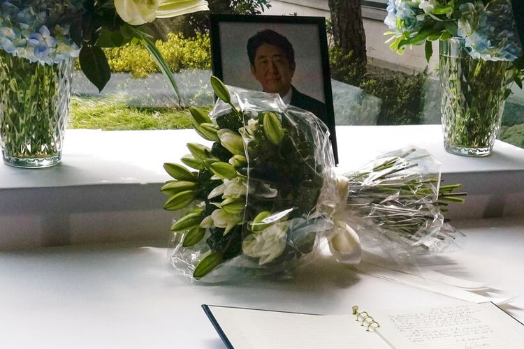 Sebuah buku belasungkawa terbuka untuk halaman yang ditandatangani Presiden Joe Biden untuk mantan Perdana Menteri Jepang Shinzo Abe, yang dibunuh pada hari Jumat saat berkampanye, terletak di atas meja di kediaman duta besar Jepang di Washington, Jumat, 8 Juli 2022. 