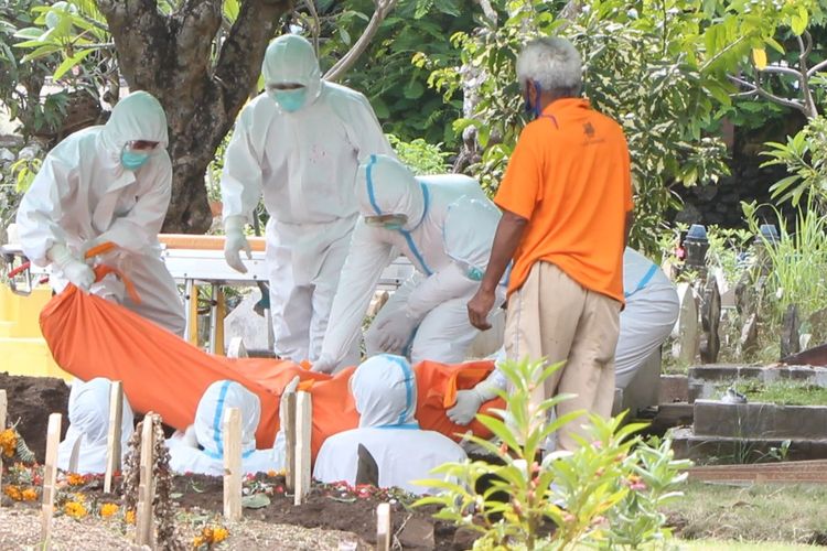 Proses pemakaman pasien covid-19 yang meninggal dunia di pemakaman umum karang medain, Kota Mataram. pemakaman ini merupakan salah satu pemakaman yang disiapkan memakamkan pemakaman pasien covid-19, karena tak ada pemakaman khusus covid-19 di Mataram, NTB.