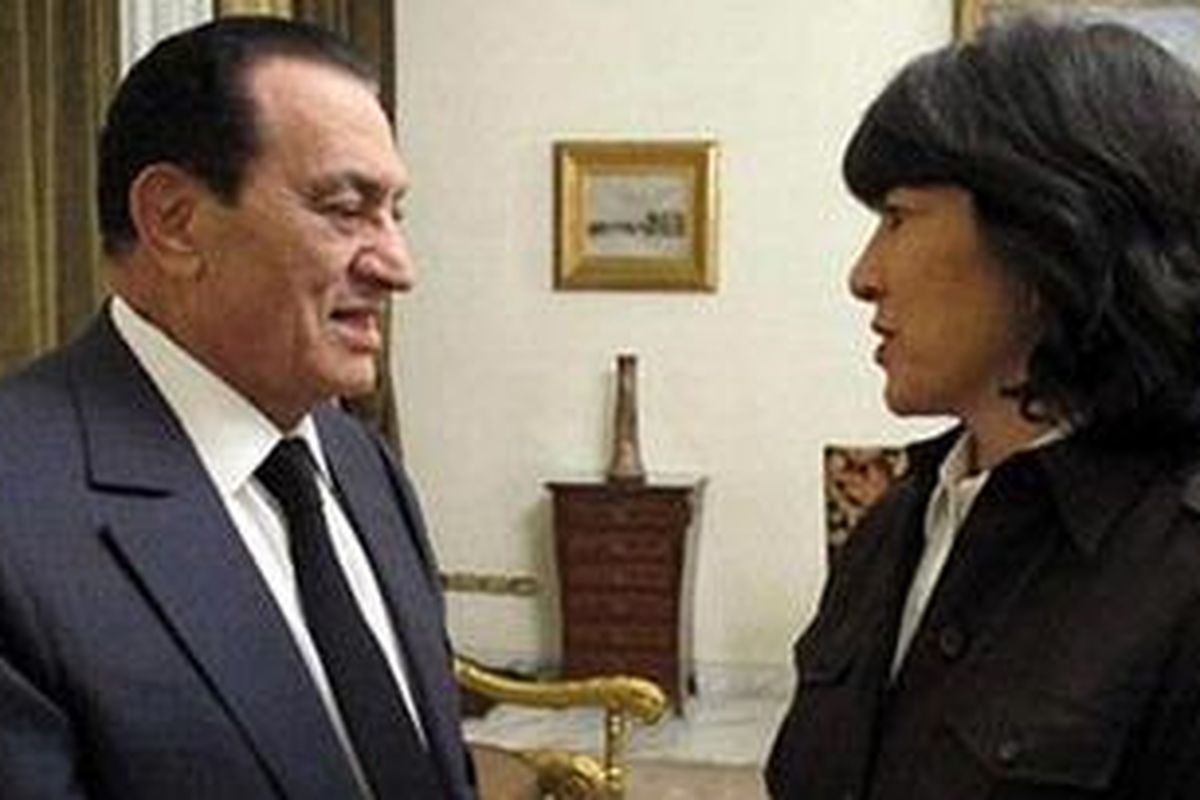 Dalam wawancaranya dengan wartawan ABC Christiane Amanpour, Presiden Mesir Hosni Mubarak (kiri) menyampaikan kesediaannya untuk segera menyerahkan jabatannya tetapi khawatir tindakannya itu nanti akan memicu kekacauan 