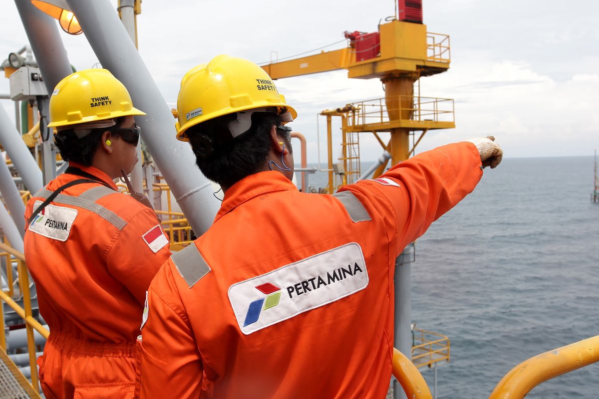 Petugas Pertamina Hulu Energy sedang melakukan aktivitasnya.