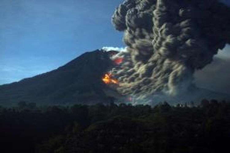 Gunung Sinabung mengeluarkan lava pijar bersama guguran awan panas terlihat dari Desa Tiga Pancur, Tanah Karo, Sumut, Kamis (10/9/2014). Aktivitas Gunung Sinabung sepekan terakhir masih mengalami peningkatan.