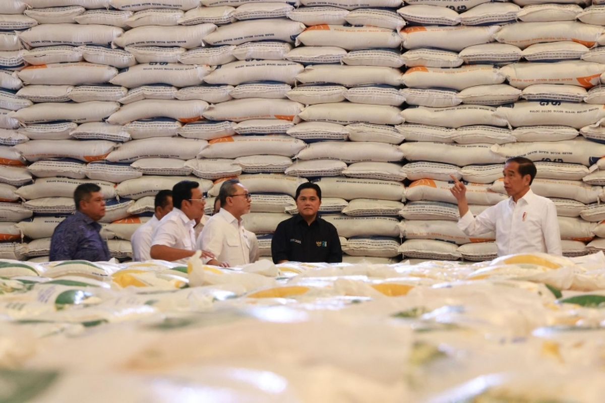 Presiden Jokowi saat melakukan peninjauan stok cadangan beras pemerintah di Gudang Bulog, Senin (11/9/2023).