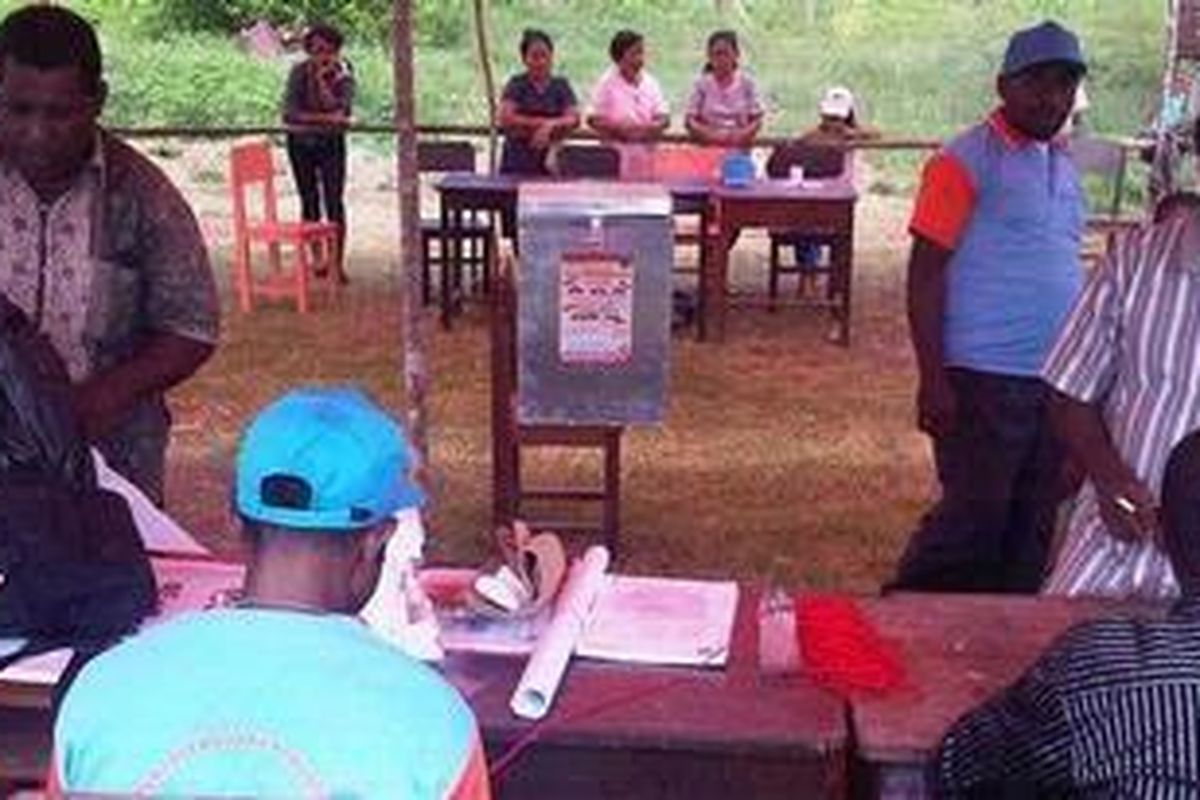 Panitia TPS menyiapkan surat suara dan daftar pemilih yang akan menggunakan hak pilihnya pada hari pencoblosanpilkada Papua Barat 2011, Rabu (20/7/2011). 