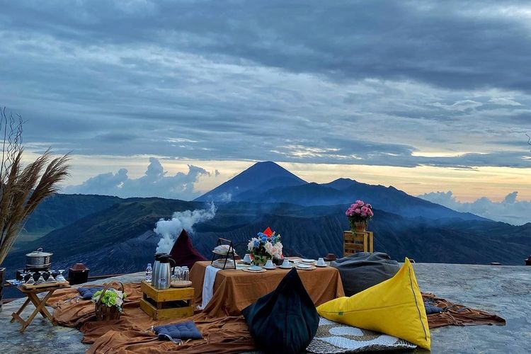 Piknik di Bromo, cara unik menikmati pemandangan Gunung Bromo. Dok. Instagram Wonderfulbromo.