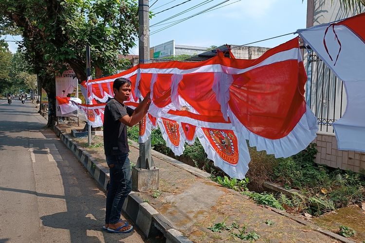 Salah satu penjual bendera merah putih asal Jawa Barat mulai datang berjualan di Kabupaten Malang.