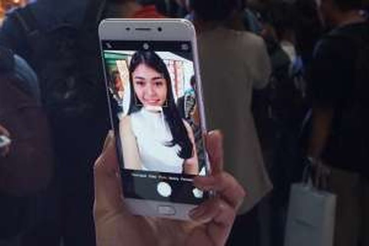 Model memeragakan kamera depan 16 megapiksel di ponsel Android Oppo F1 Plus saat acara peluncurannya di Jakarta, Kamis (21/4/2016).