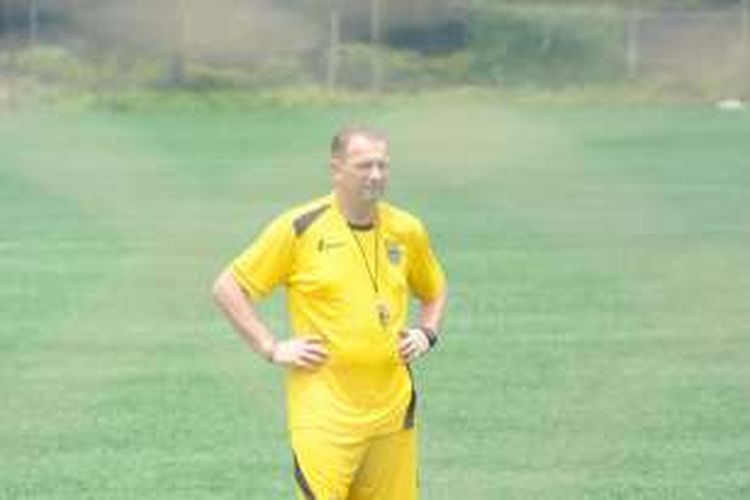 Pelatih Persib Dejan Antonic saat memimpin latihan Persib di Football Plus Arena, Parongpong, Kabupaten Bandung Barat, Kamis (28/4/2016).