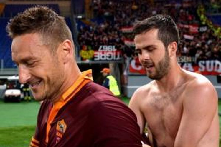 Kapten AS Roma, Francesco Totti (kiri) dan gelandang Miralem Pjanic (kanan).
