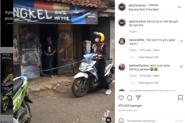 Video viral di media sosial memperlihatkan perempuan yang mengendarai sepeda motor mogok ditarik menggunakan tali rafia oleh pengendara lain.
