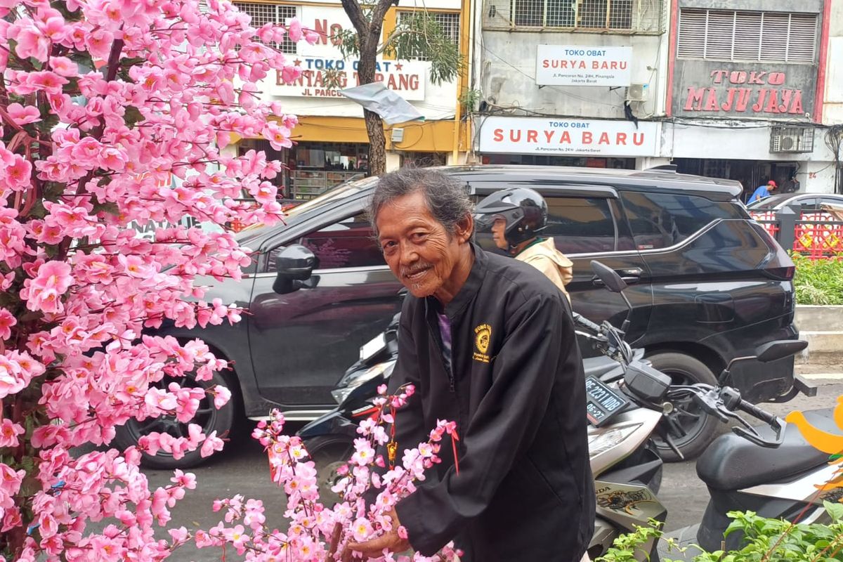 Aning pengrajin bunga Mei Hwa dan Sakura 