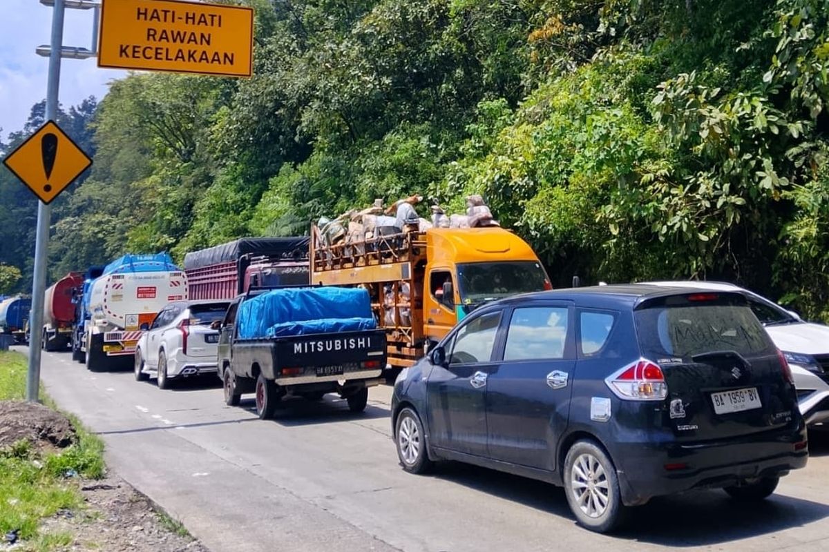 Kendaraan melintasi jalur ekstrem di kawasan Sitinjau Lauik, Kota Padang, Senin (16/3/2026). Ruas jalan dengan tikungan tajam dan turunan panjang ini menjadi salah satu titik paling rawan kecelakaan di Sumatera Barat saat arus mudik Lebaran sehingga pengendara diminta meningkatkan kewaspadaan.