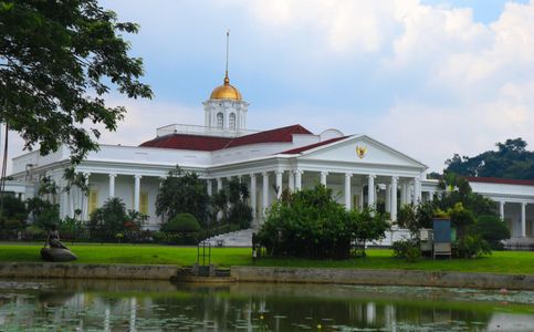 Indonesia Highlights: Indonesian Presidential Security Detail Beefs Up Security at the Bogor Presidential Palace | Jakarta Police Bomb Squad Defuses Church Bomb Scare | Jakarta Police Arrest Gun Totin
