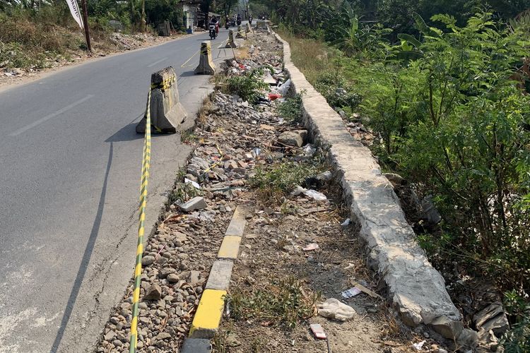 Trotoar di Kali Buaran Cakung Jaktim Berulang Kali Diperbaiki, Warga: Ambles Lagi, Ambles Lagi