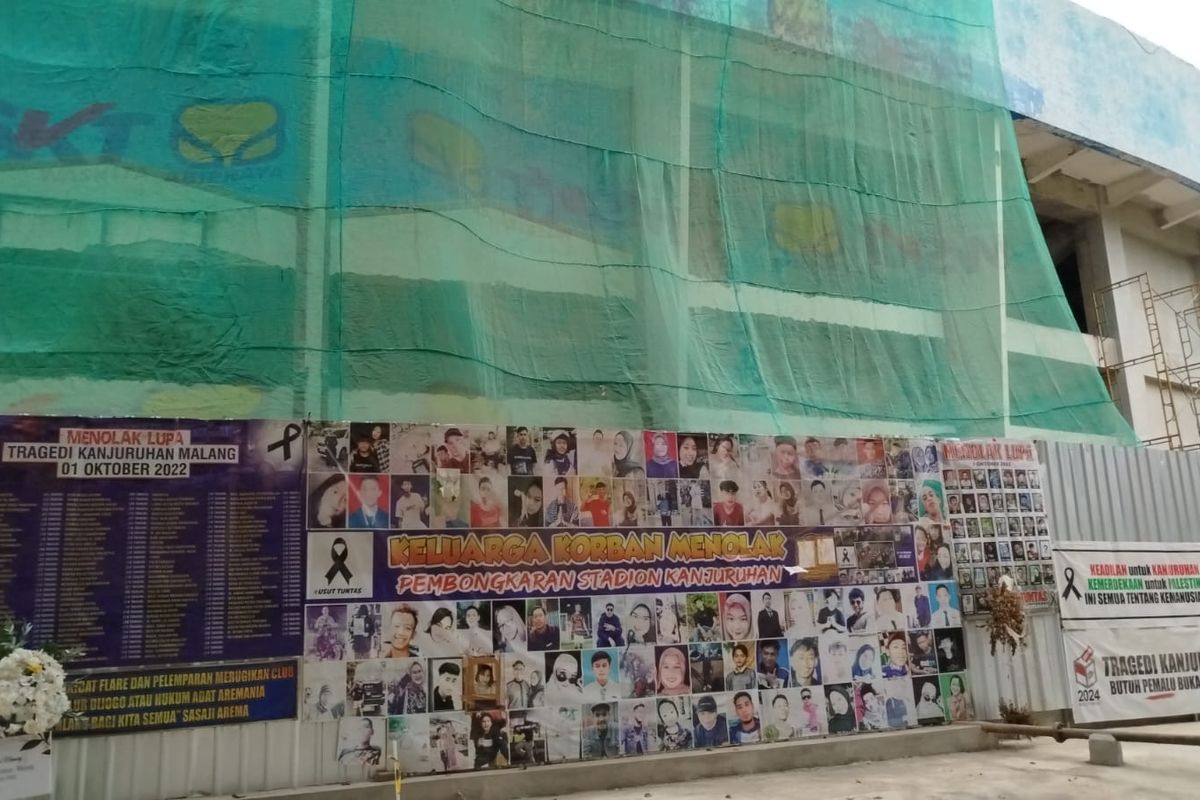 Pintu atau gate 13 Stadion Kanjuruhan tampak dari luar area proyek renovasi Stadion Kanjuruhan.