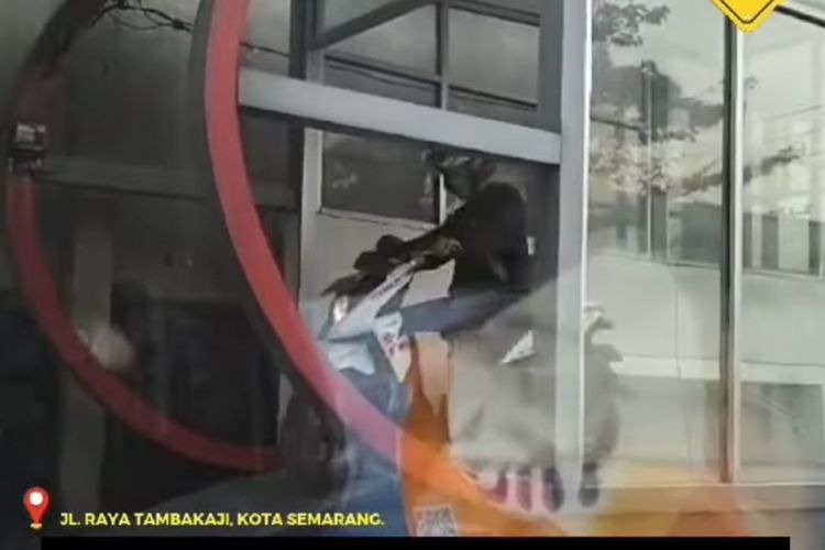Pengendara yang melintas di Halte BRT Tambak Aji, Kita Semarang, Jawa Tengah 