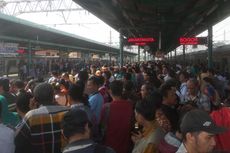 Ratusan Penumpang KRL dari Bekasi dan Bogor Menumpuk di Stasiun Manggarai