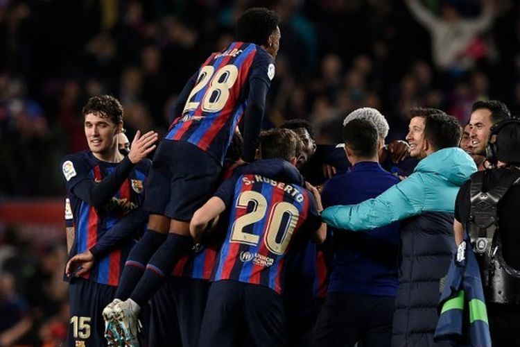 Skuad Barcelona merayakan kemenangan atas Real Madrid dalam duel el clasico yang tersaji pada pekan ke-26 Liga Spanyol 2022-2023. Laga Barcelona vs Real Madrid yang digelar di Stadion Camp Nou pada Senin (20/3/2023) dini hari WIB itu berakhir dengan skor 2-1.