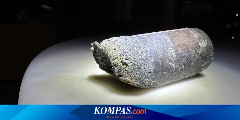 Wow Benda Asing Tembus Atap Rumah Warga di Florida