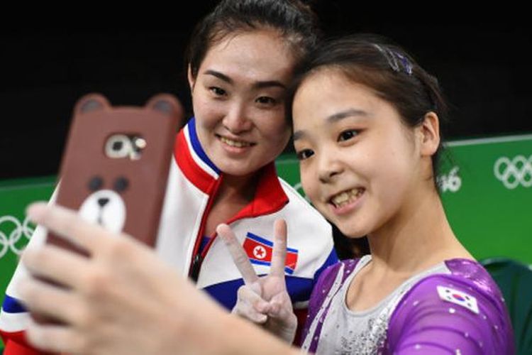 Atlet Korea Selatan Lee Eun Ju dan atlet Korea Utara Hong Un Jong saat melakukan foto selfie sebelum berlaga di ajang Olimpiade 2016 di Rio de Janeiro. 