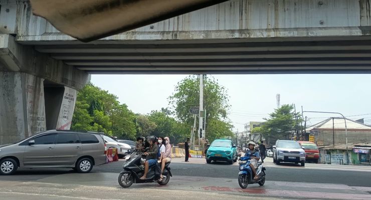 “Petugas Lengah, Dibongkar Lagi”, Pak Ogah Nakal Bongkar Barrier di U-Turn Flyover Pesing Jakbar