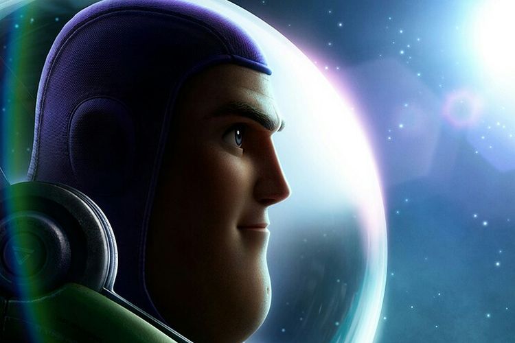 Poster film animasi Lightyear yang akan tayang di bioskop mulai Juni 2022.