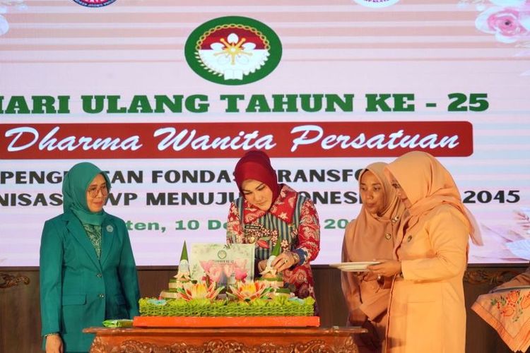 Bupati Klaten, Sri Mulyani, hadir dalam perayaan HUT ke-25 DWP Kabupaten Klaten.