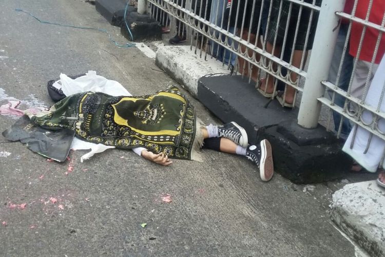 Seorang pelajar SMP tertabrak Transjakarta di Jalan Warung Buncit, Jakarta Selatan, Jumat (19/1/2018).