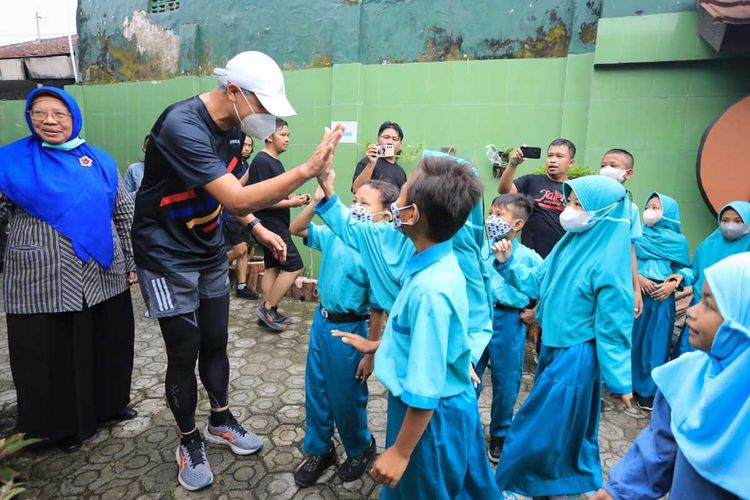 Gubernur Jawa Tengah Ganjar Pranowo menyapa anak-anak SLB B Yakut Purwokerto, Kabupaten Banyumas, Selasa (9/8/2022).