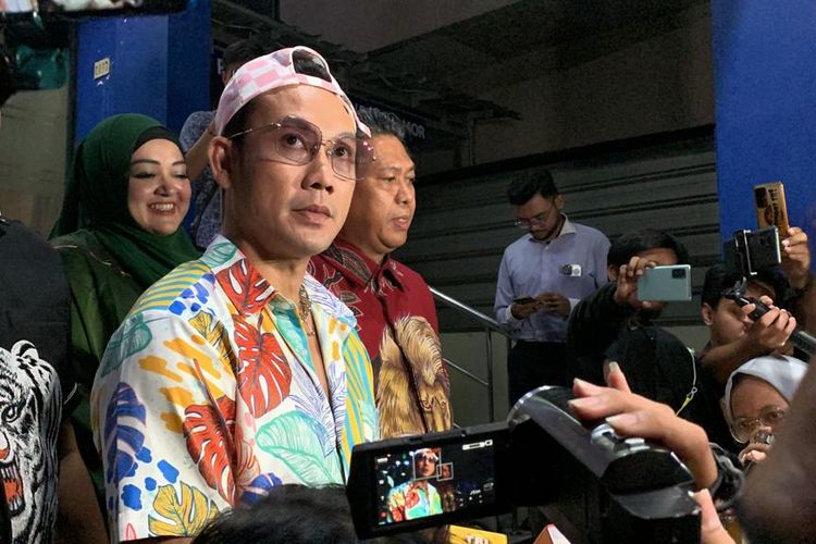 YouTuber Denny Sumargo resmi melaporkan Verny Hasan atau yang akrab disapa DJ Verny Hasan pada Selasa (22/8/2023) malam di Polda Metro Jaya, Jakarta. 