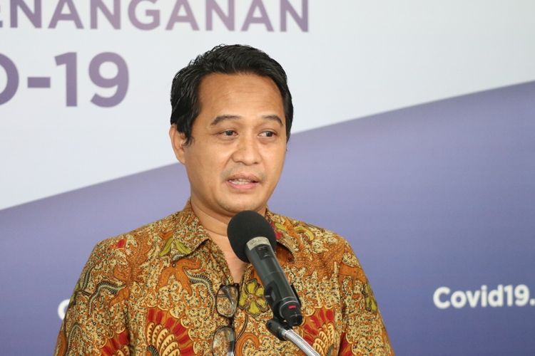 Ketua Umum Pengurus Besar Ikatan Dokter Indonesia (PB IDI) Daeng M Faqih dalam konferensi pers Gugus Tugas Percepatan Penanganan COVID-19 di Graha BNPB Jakarta, Kamis (16/4/2020). 