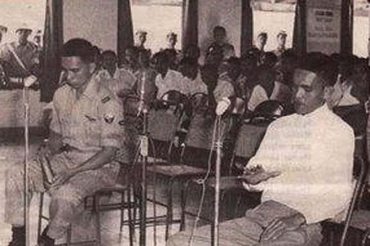 Daniel Maukar (kiri) dan Sam Karundeng (kanan) sedang diadili di Mahkamah Militer tahun 1960