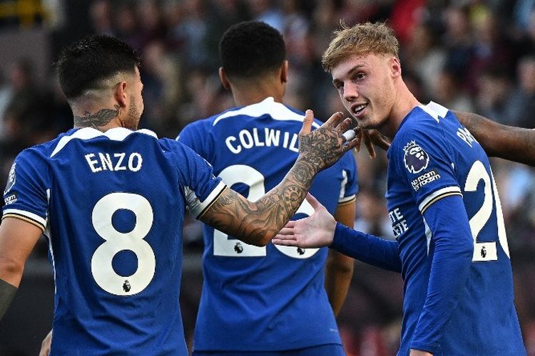 Selebrasi gol Cole Palmer dalam laga pekan kedelapan Liga Inggris 2023-2024 antara Burnley vs Chelsea di Stadion Turf Moor, Sabtu 7 Oktober 2023. (Photo by Oli SCARFF / AFP) / RESTRICTED TO EDITORIAL USE. No use with unauthorized audio, video, data, fixture lists, club/league logos or 'live' services. Online in-match use limited to 120 images. An additional 40 images may be used in extra time. No video emulation. Social media in-match use limited to 120 images. An additional 40 images may be used in extra time. No use in betting publications, games or single club/league/player publications. / 