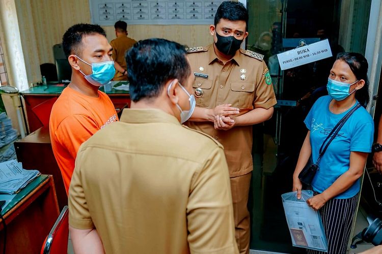 Wali Kota Medan Bobby Nasution bertemu Teguh dan istrinya yang hendak mengurus berkas kelengkapan BPJS anaknya yang sedang sakit di kantor lurah Kampungbaru, Senin (9/5/2022)